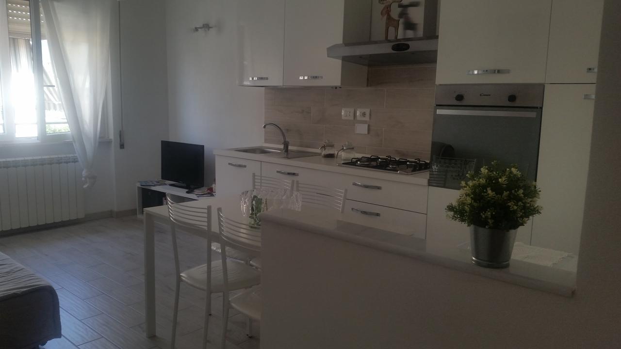 Monica'S Apartment Marina Di Carrara Bagian luar foto